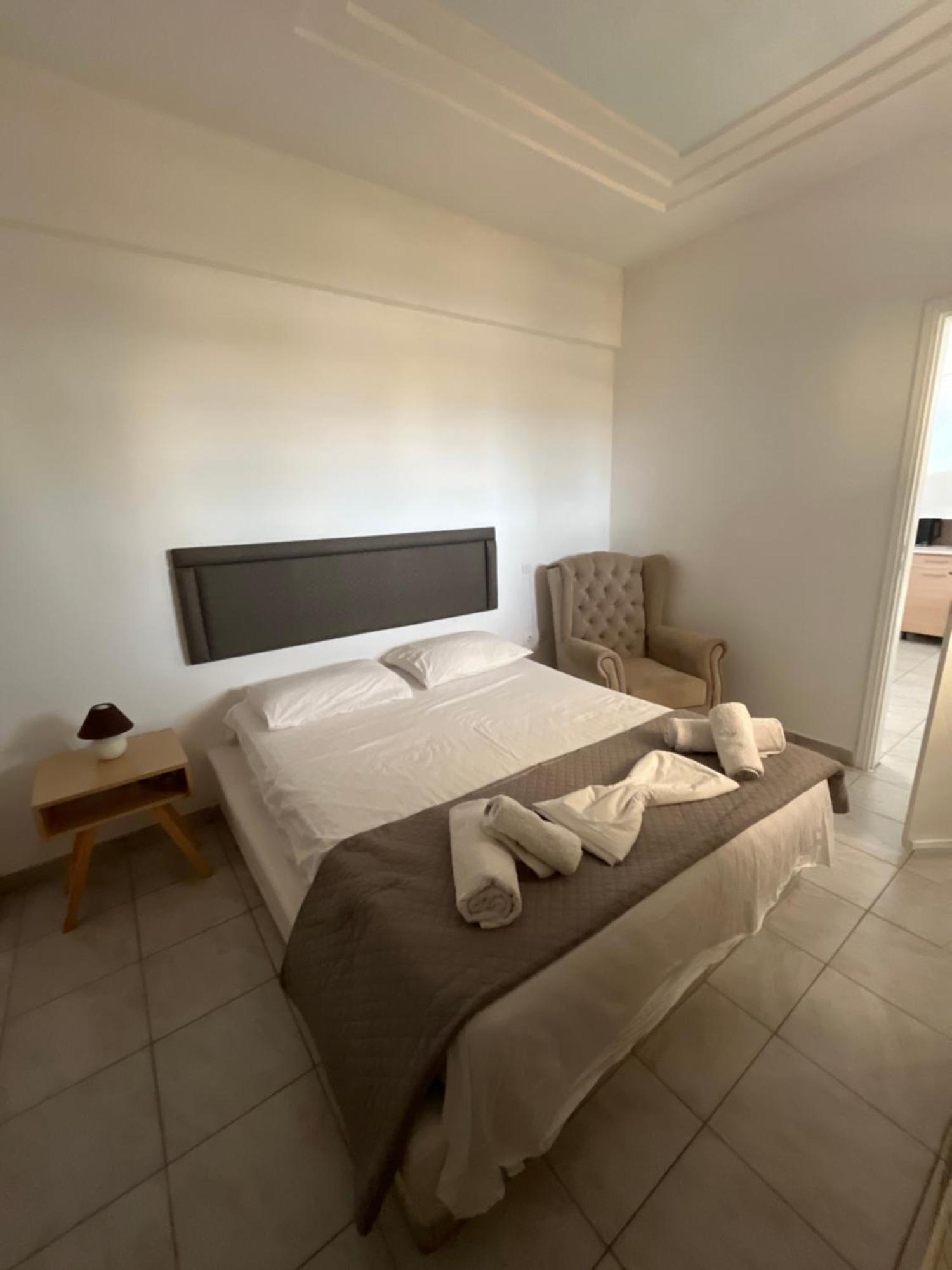 Leon Lux Apartments Perivolos  Luaran gambar
