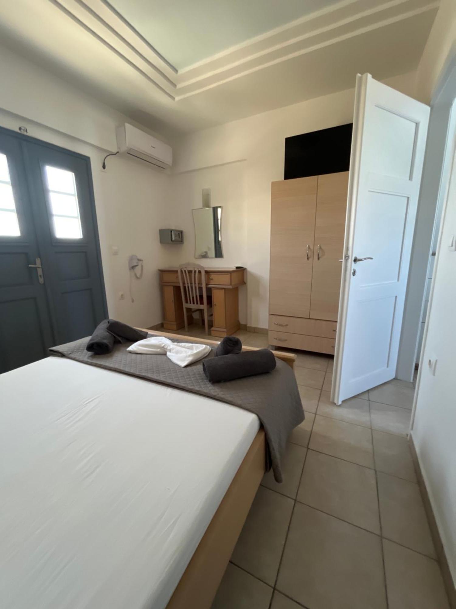 Leon Lux Apartments Perivolos  Luaran gambar